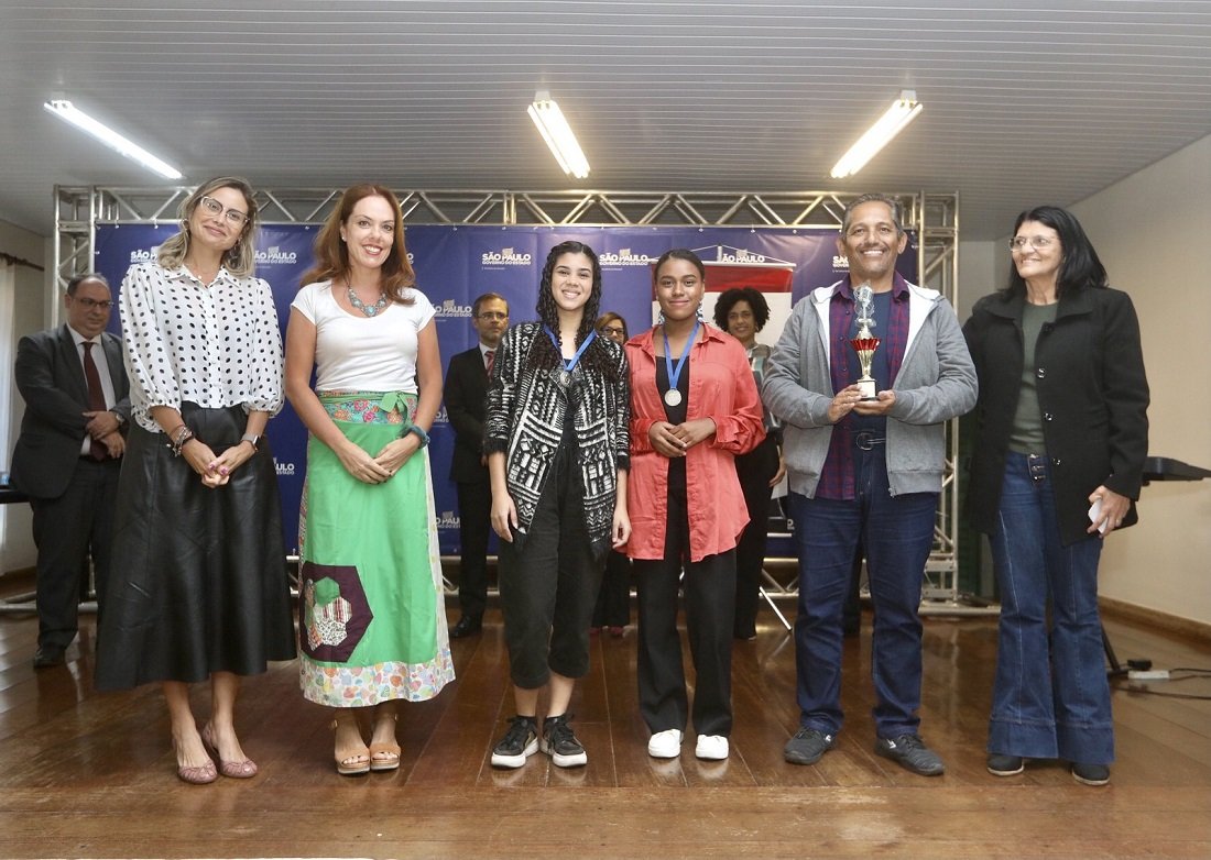Secretária da Educação Renilda Peres participa do lançamento e presta homenagem aos destaques do último concurso