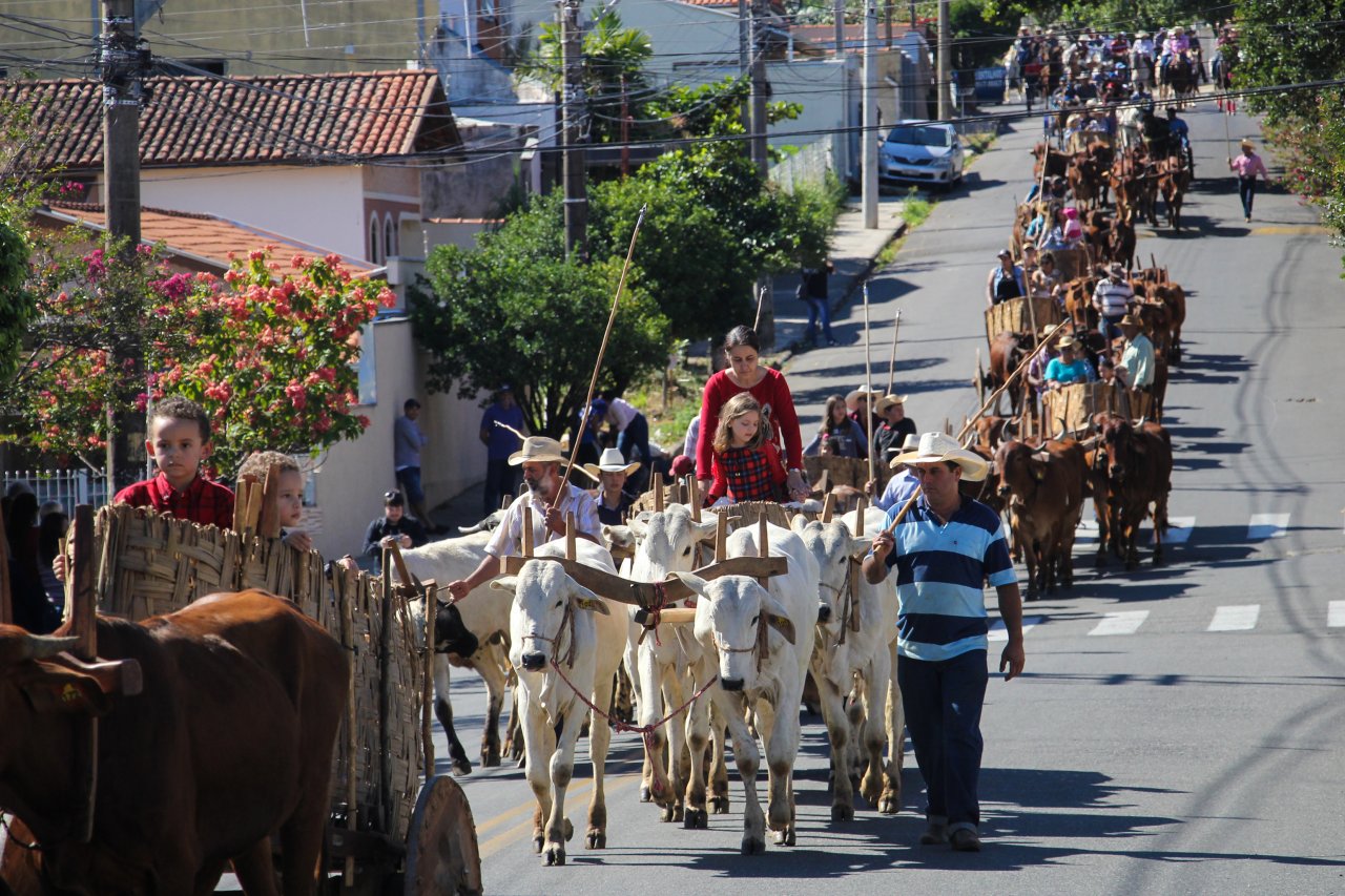Desfile da Cavalaria tem destino final na igreja Nossa Senhora Aparecida em Guedes 