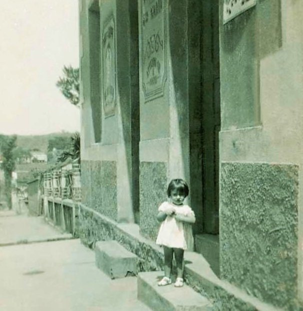 A filha de Mansul, Maria Aparecida Cordeiro em frente a farmácia Santa Maria, em 1940 (Acervo Casa da Memória)