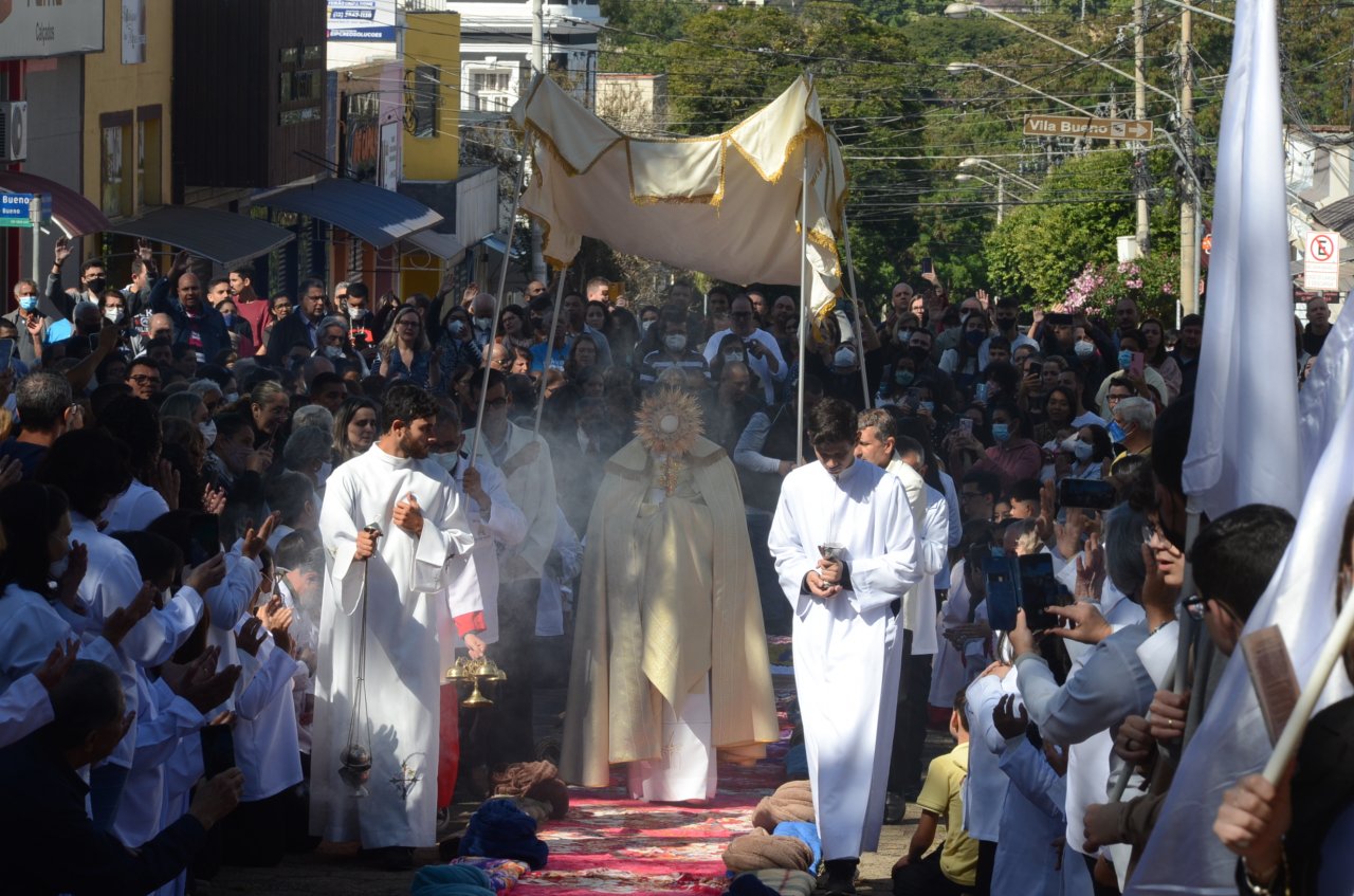 Procissão chegou na Praça Umbelina Bueno onde ocorreu a benção do Santíssimo (Foto Gislaine Mathias)