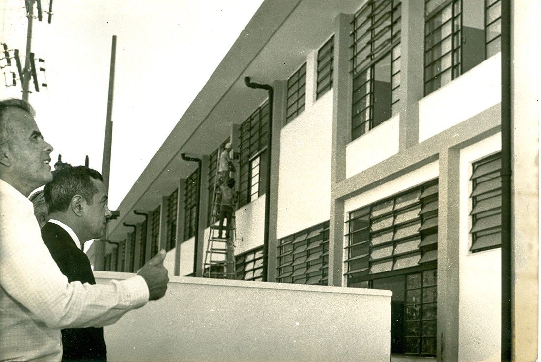 : Obra do ginásio é inspecionada por autoridades, como o prefeito na época, Francisco Xavier Santiago, antes da inauguração do prédio
