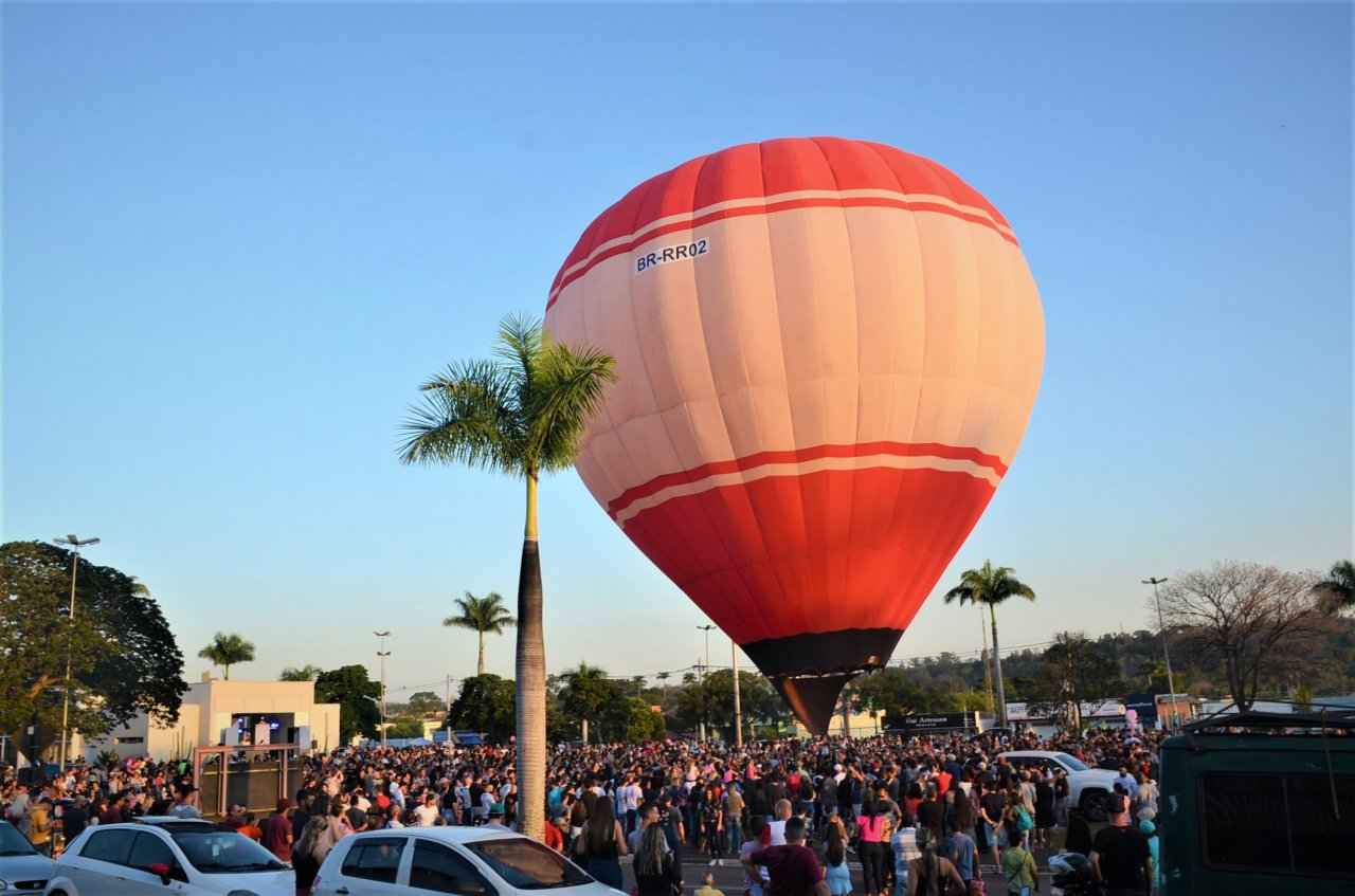 Público tomou conta do gramado do Boulevard para o show de balões (Foto Gislaine Mathias)