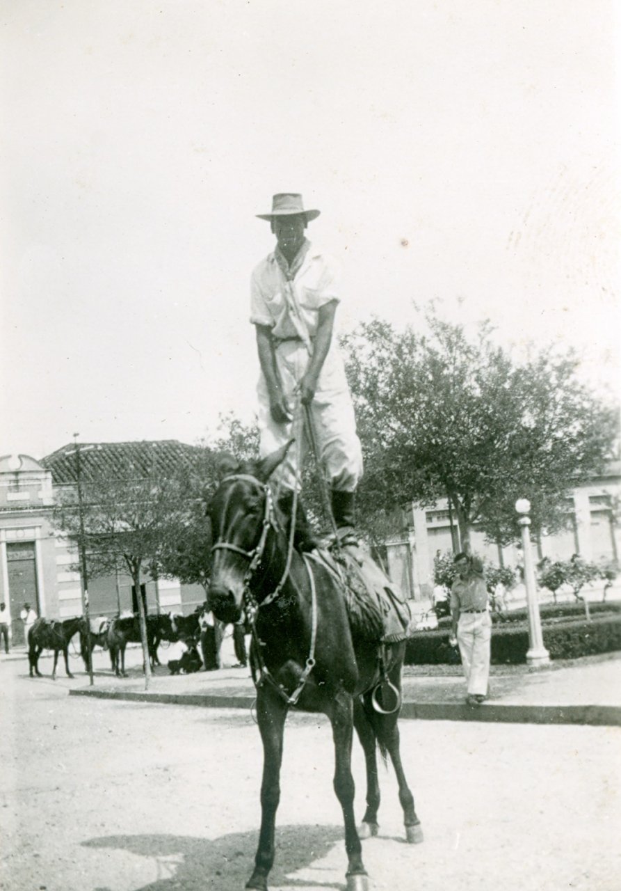 Mata Pasto fazendo acrobacia na Praça Umbelina Bueno, na década de 1950 (Acervo Casa da Memória Padre Gomes)