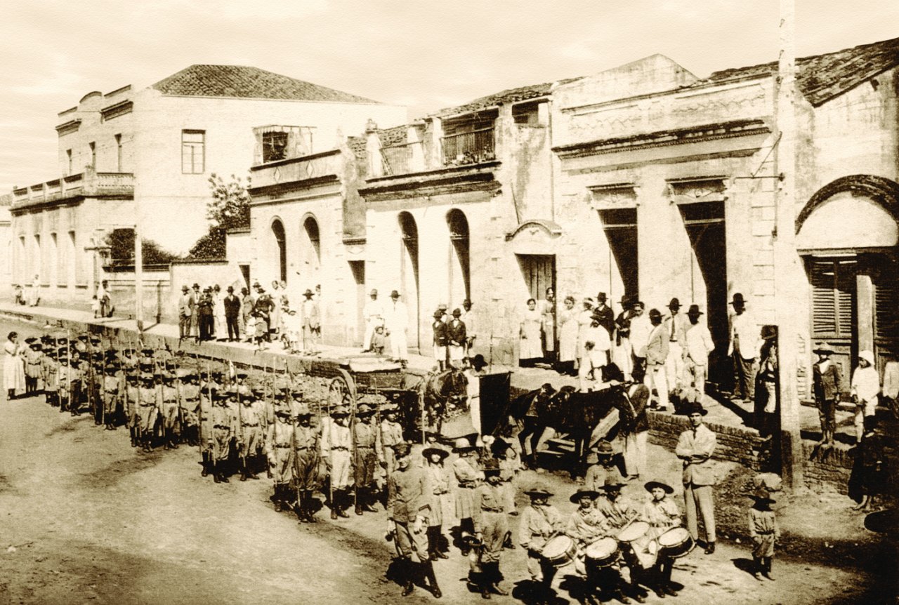 Foto de 1920, registro do desfile de escoteiros das Escolas Reunidas de Jaguary (Acervo Casa da Memória)