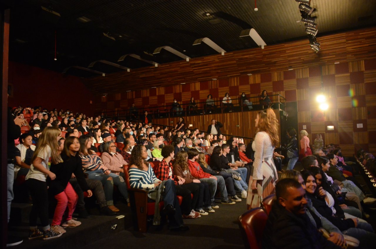 Pblico lotou o Teatro Dona Zenaide (Foto Gislaine Mathias)