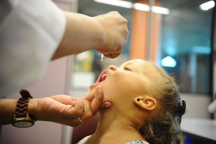 É importante os pais levarem os filhos para tomar a vacina contra a Pólio