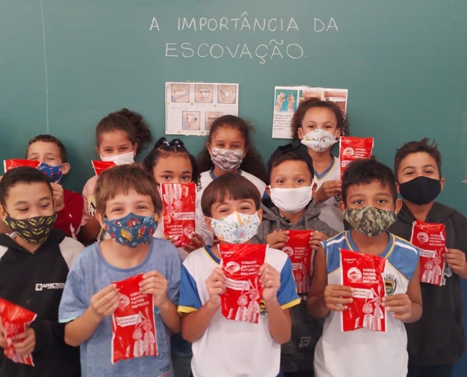 Alunos já estão recebendo o kit escovação