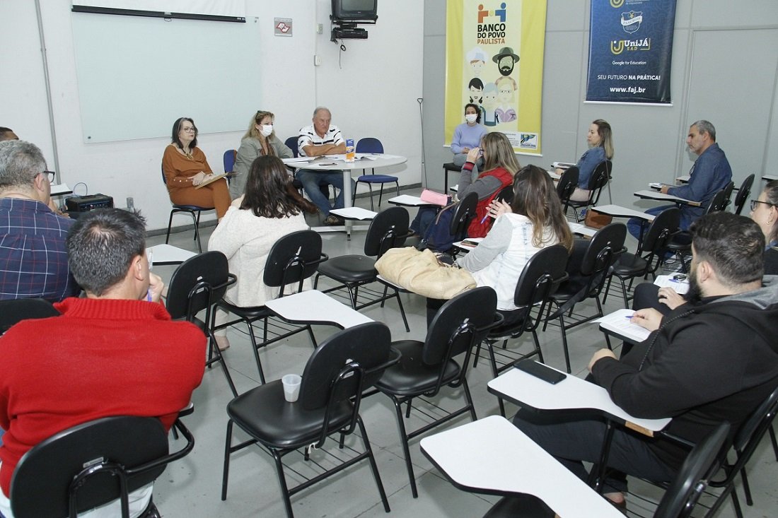 Nova diretoria  eleita durante reunio (Foto Ivair Oliveira)