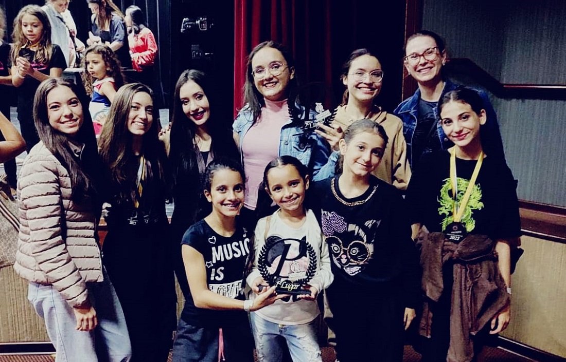 Bailarinas da Cia de Dança e a professora Taisa durante o festival