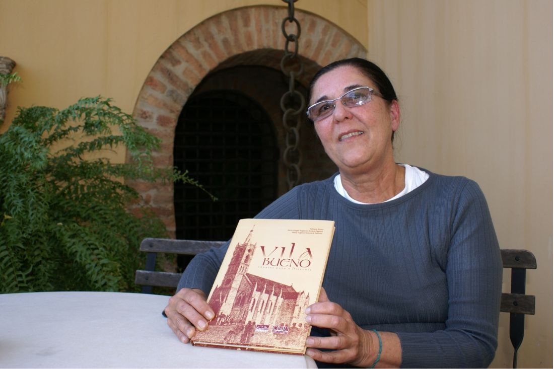 Abigal e um dos livros publicados sobre Jaguariúna (Foto Gislaine Mathias