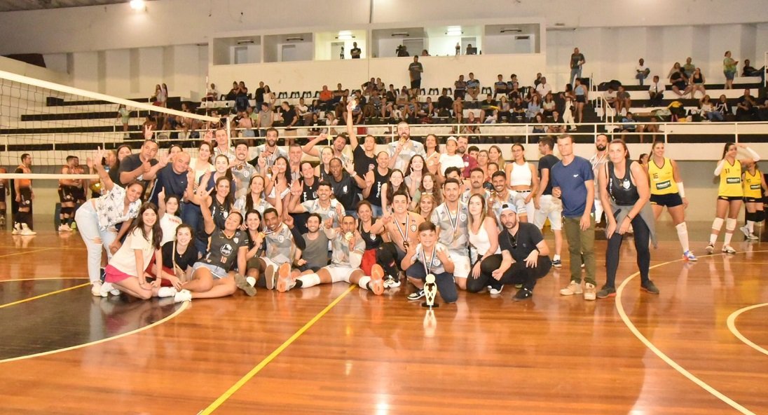 Jogadores comemoram a conquista do título dos Regionais