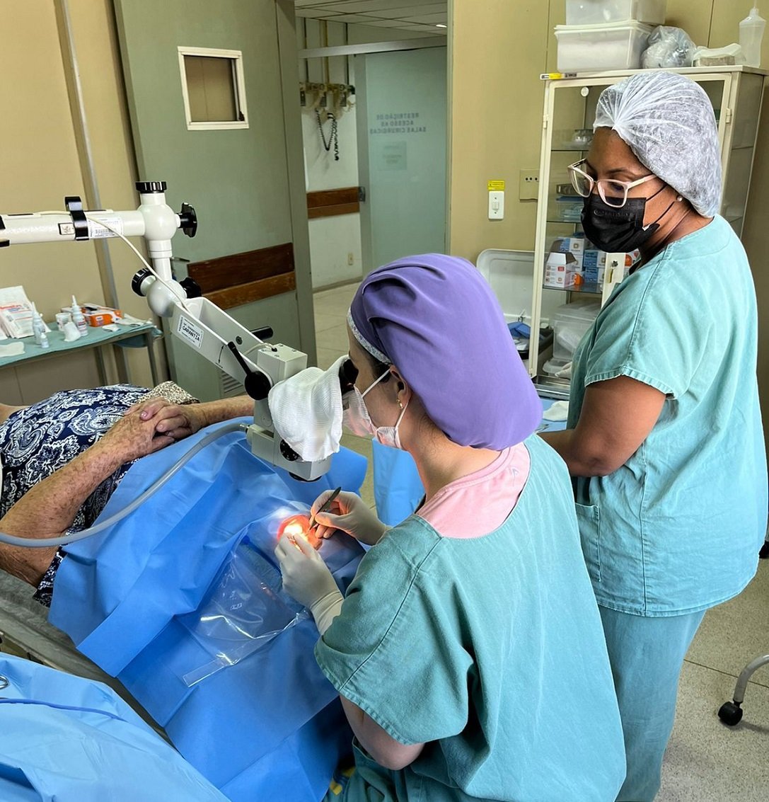 Profissionais da saúde realizando a cirurgia de pterígio