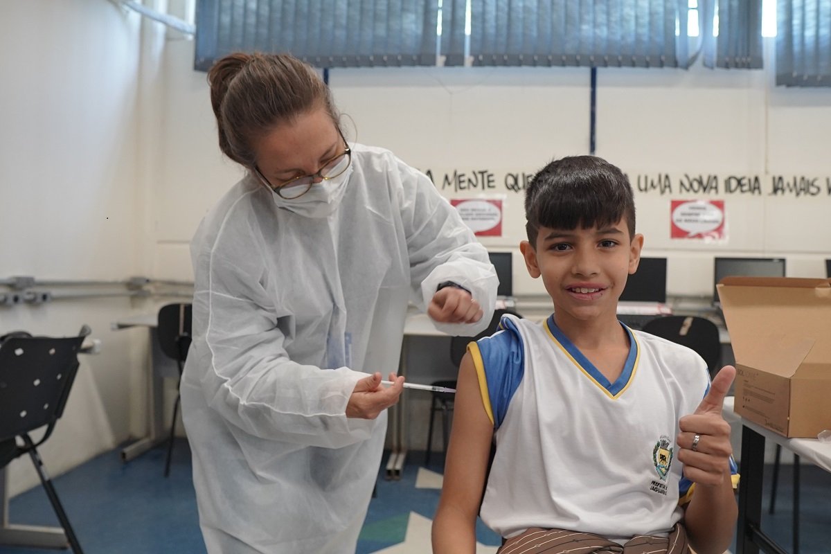 Alunos da escola Irineu tiveram a oportunidade de atualizao da carteira de vacinao (Foto Samuel Oliveira) 