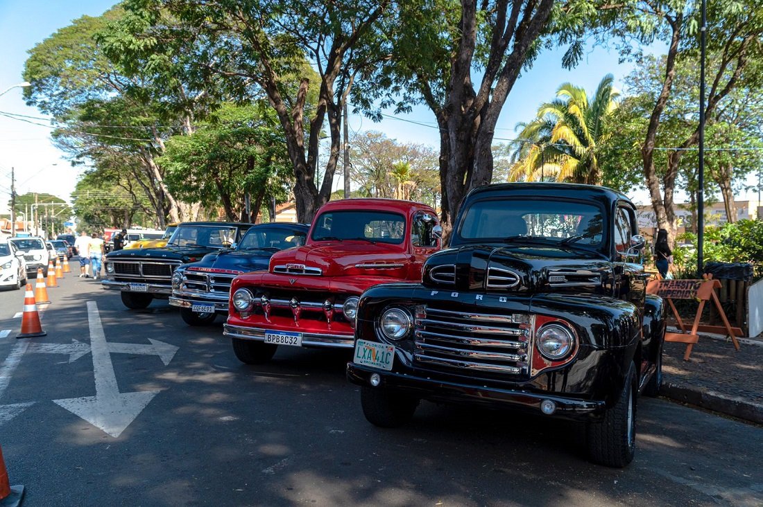 Encontro de carros é uma das atrações do festival