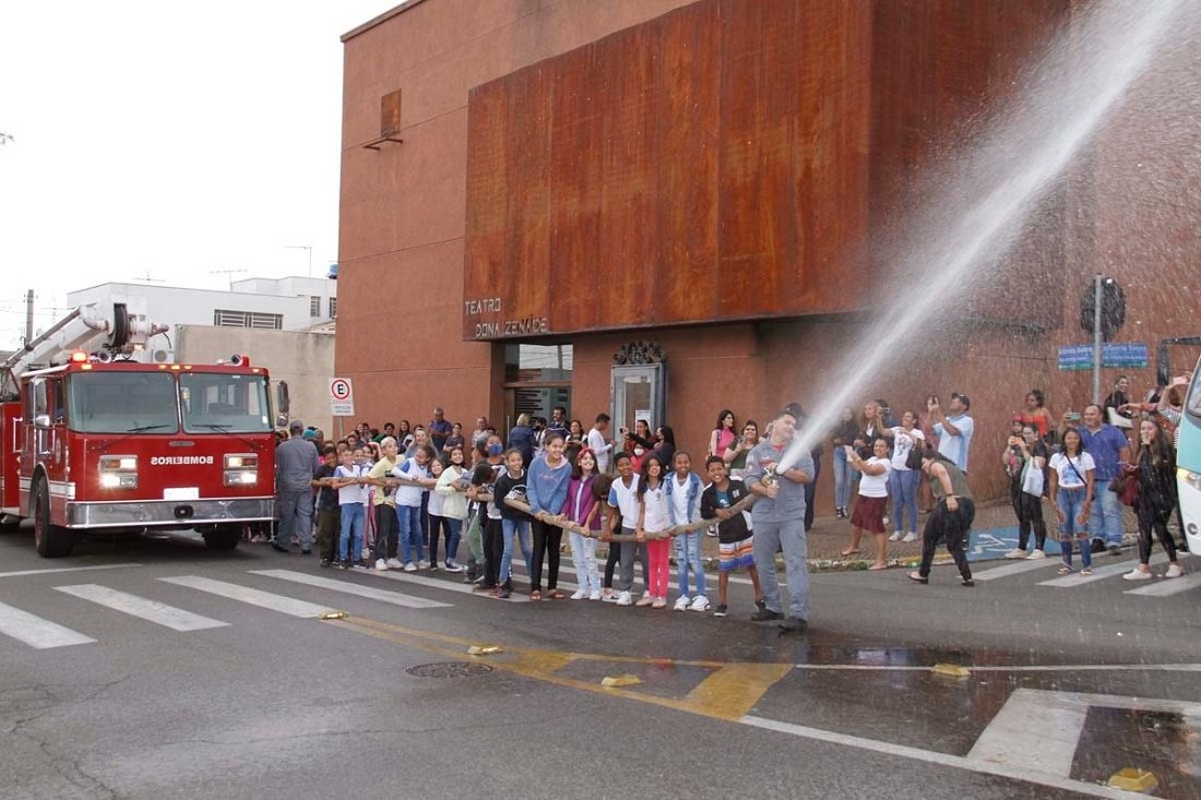 Atividade movimenta os alunos em frente ao Teatro Municipal (Foto Ivair Oliveira)