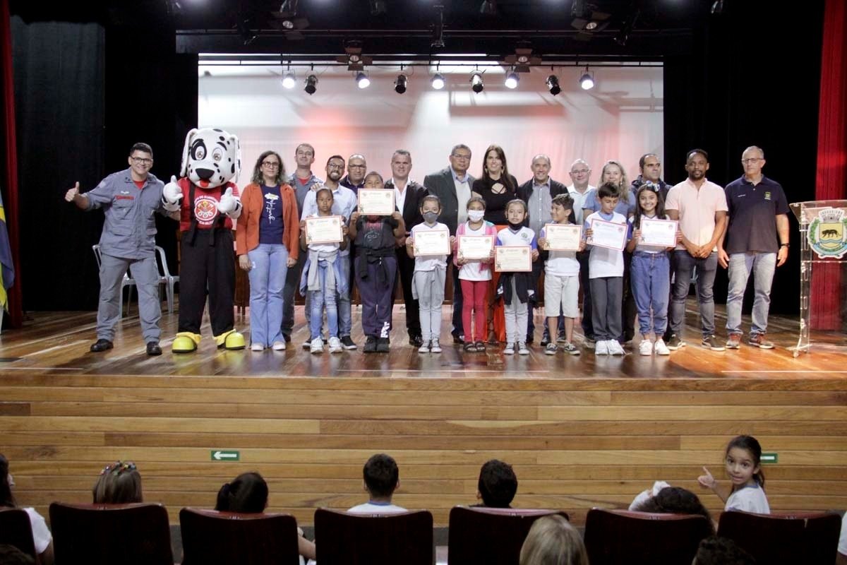 Alunos de três escolas receberam certificados