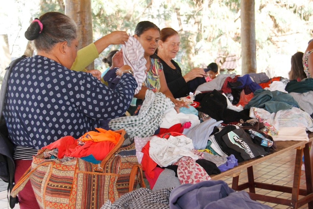 Objetivo é oferecer doação de roupas, sapatos e acessórios
