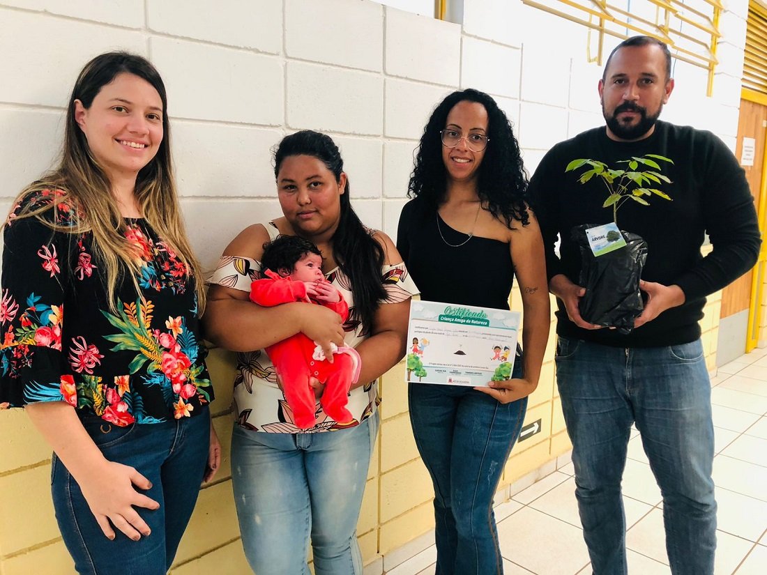 Pais ou responsáveis pelos recém-nascidos recebem mudas de árvores