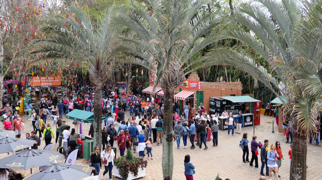 Pblico durante a Expoflora: recinto comea a ser preparado para o Natal