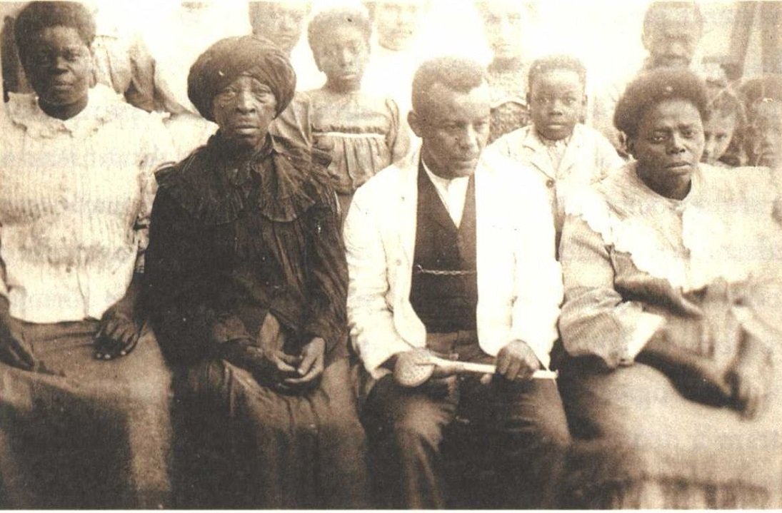 Negros responsáveis pelo trabalho na cozinha na Fazenda Santa Francisca do Camanducaia, no início do século XX  (reprodução do livro Vila Bueno)