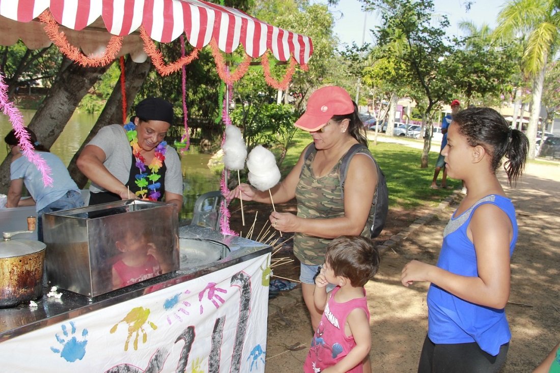 Distribui��o de algod�o doce � uma das atra��es 