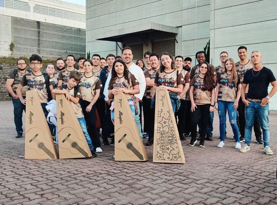 Projeto recebe doação de instrumentos durante visita de alunos e professores