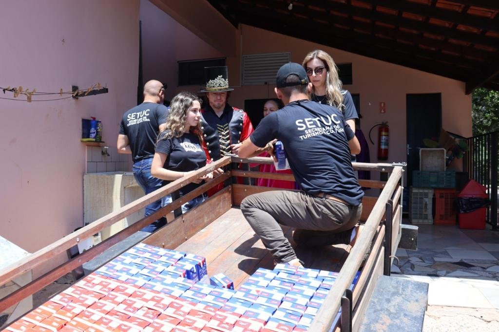 Lar Feliz recebe parte de leite arrecadado durante espetculo 