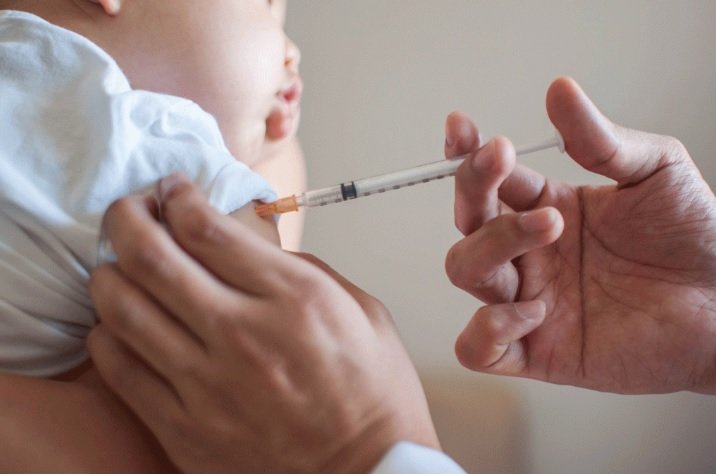Bebês começam a ser vacinados nesta segunda