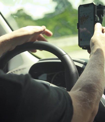 Uso de celular no volante  um dos problemas apontados por motoristas