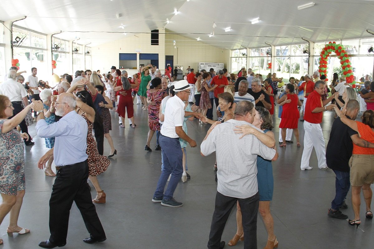 Baile movimenta os idosos de Jaguariúna