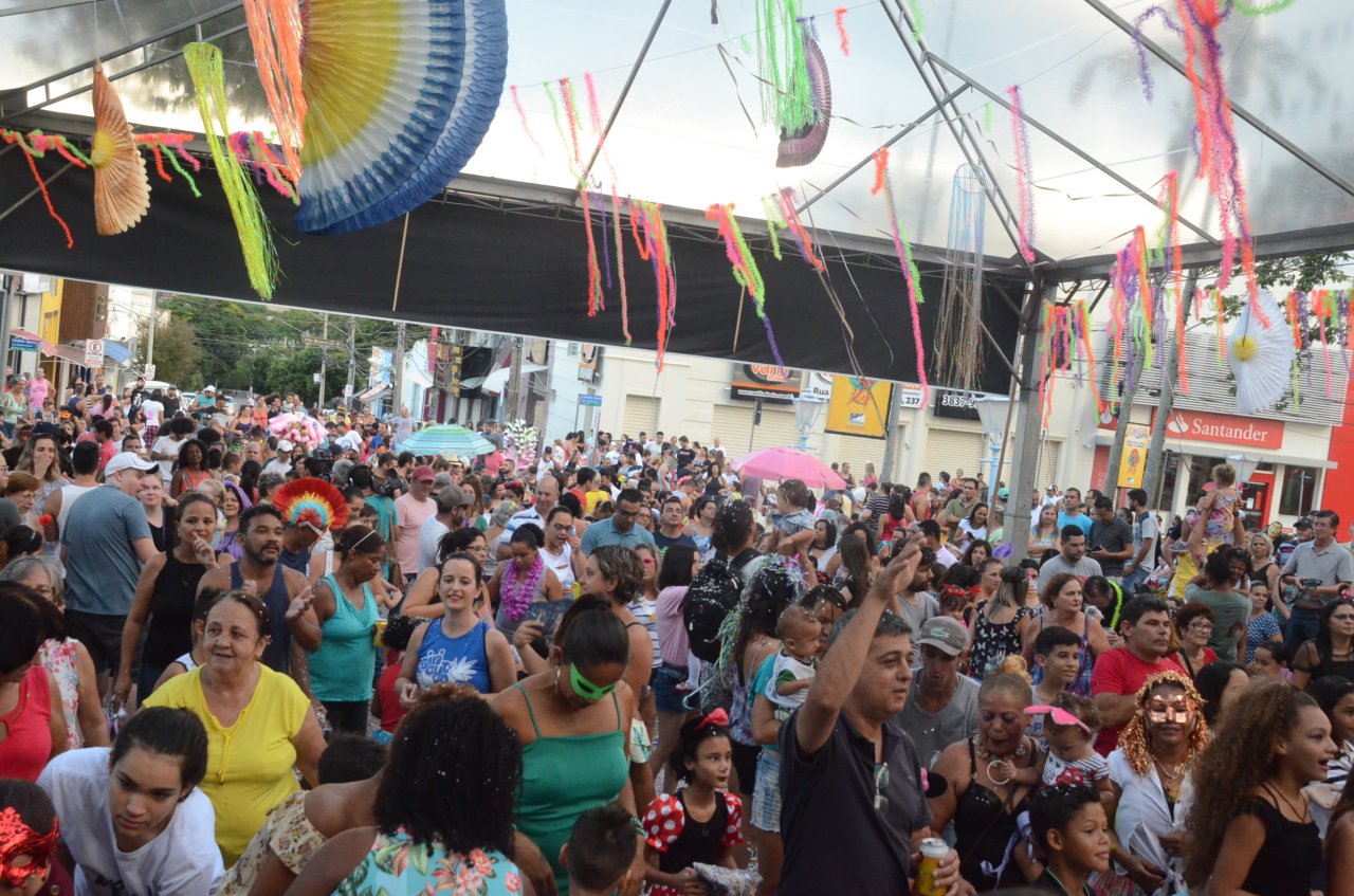 Carnaval de Jaguari�na mant�m tradi��o de acontecer na Pra�a Umbelina Bueno