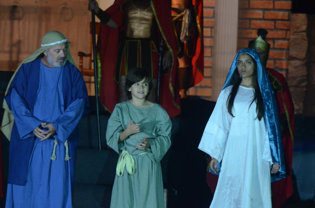 Espetáculo acontece no palco do Teatro Dona Zenaide