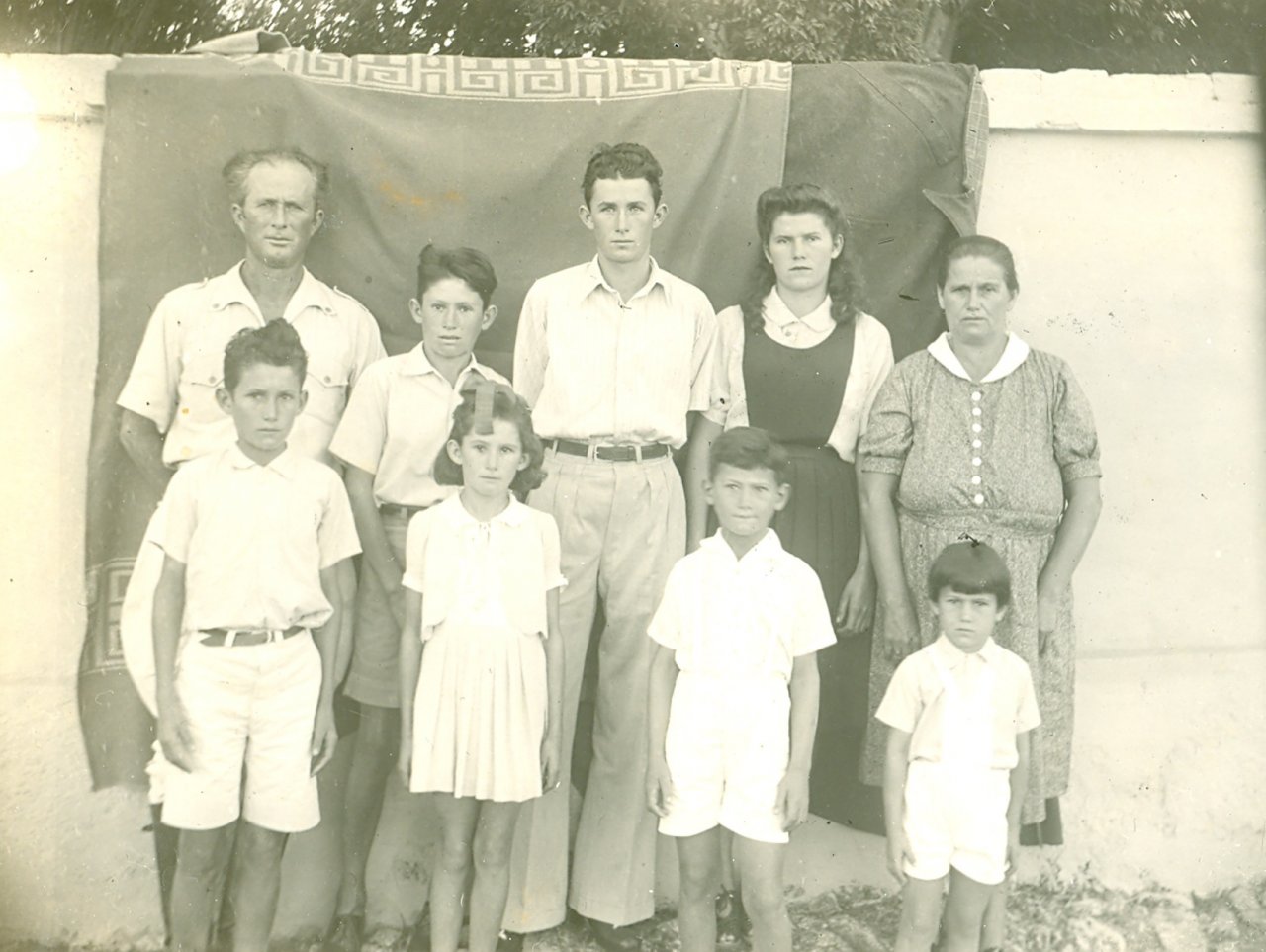 Foto dos pais e irmãos de Ary Franceschini, tirada em 1944 na Fazenda Santa Isabel 