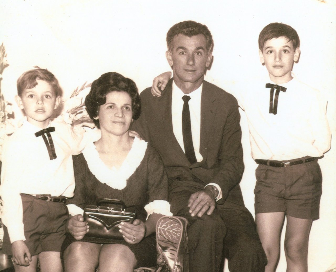 Casal Paschoal Gandolphi e Nilse Cartarozzi Gandolphi com os filhos Luis Claudio e Carlos Roberto (Acervo Casa da Memória Padre Gomes)