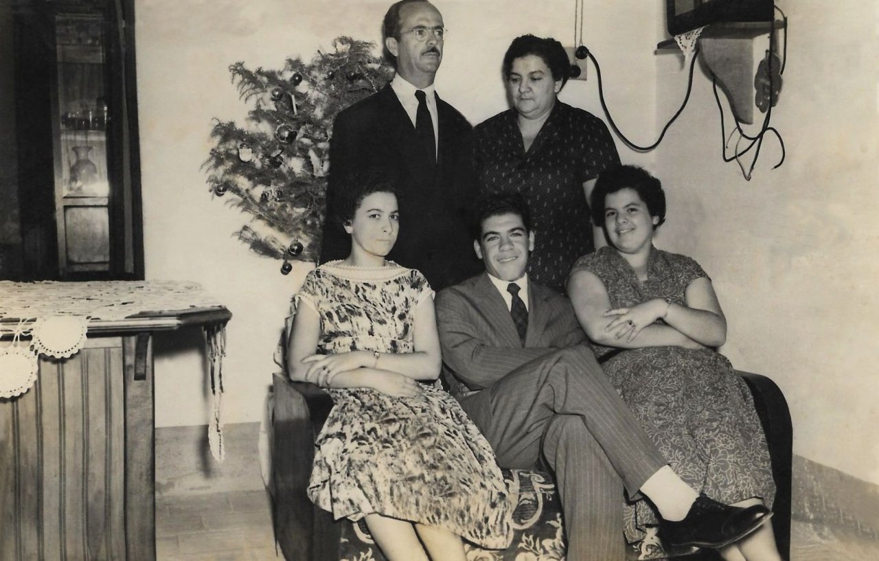 Casal Adolfo Chiavegato e Nazira Mansur Chiavegato junto com as filhas Therezinha, Maria Cecília (Cilinha) e o filho Antonio (Tite) - Acervo da família de Therezinha)