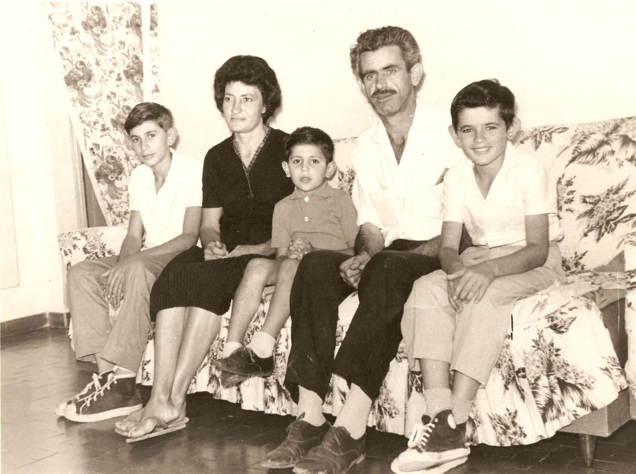 Pedro Abrucês com os três filhos: Adalberto José, Adilson José e Almir José, e a esposa Therezinha Silva (Acervo Casa da Memória Padre Gomes)