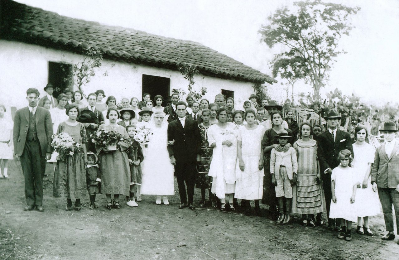 Festa do casamento de Antonio Pinto Catão e Mariana Queiroz Pinto Catão no Sítio Santa Cruz, no bairro Capotuna, década de 1920 (Acervo Casa da Memória Padre Gomes)