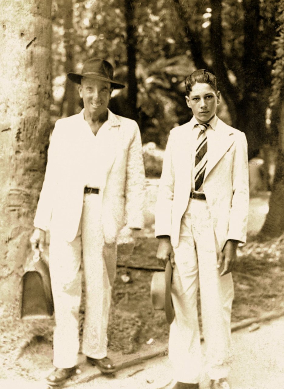 Cantoneiro Raimundo de Souza junto com o filho Beraldo, que assumiu a função de pinante, quando era criança. Foto foi tirada na década de 1950  (Acervo Casa da Memória Padre Gomes)