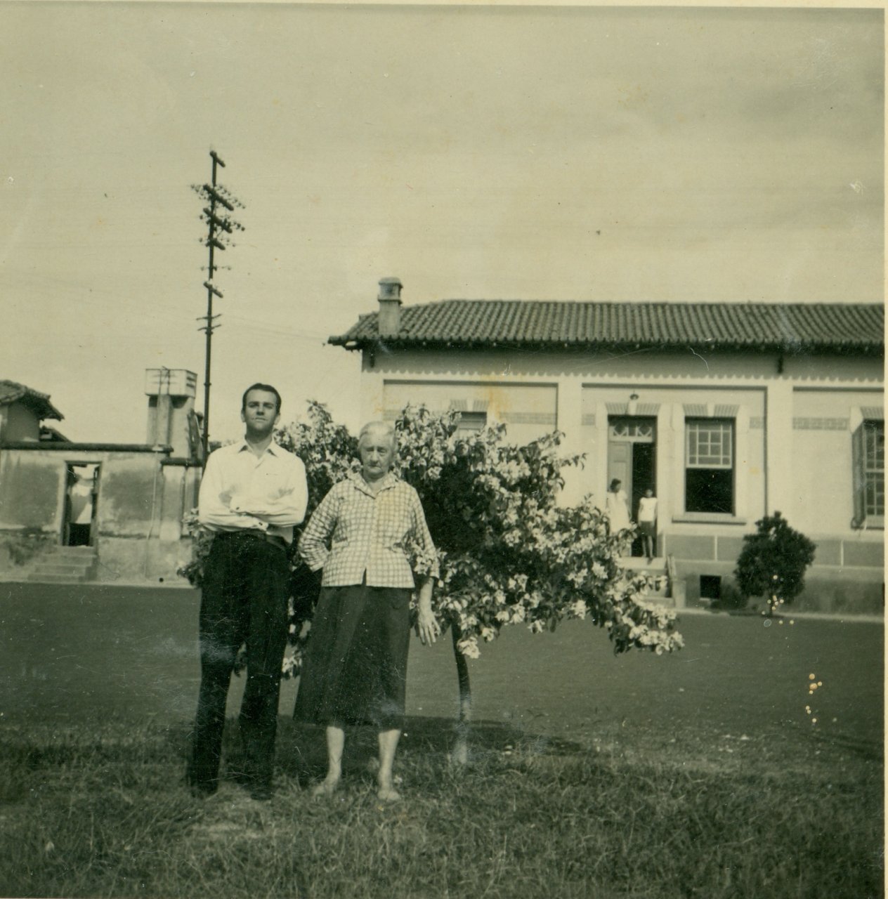 Manoel Seixas com a sua mãe Anunciatta, num momento de descontração, em frente à Estação de Guedes, onde trabalhou como chefe (Acervo da família Seixas)