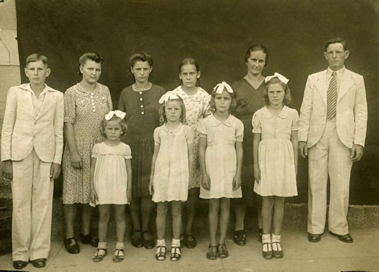 Família Pina na década de 1940: Antônio (Nico), Maria, Tereza, Emília, Margarida Gandolphi Pina (mãe) e José Pina (pai). À frente: Izeta, Paulina, Antonia e Natalina 