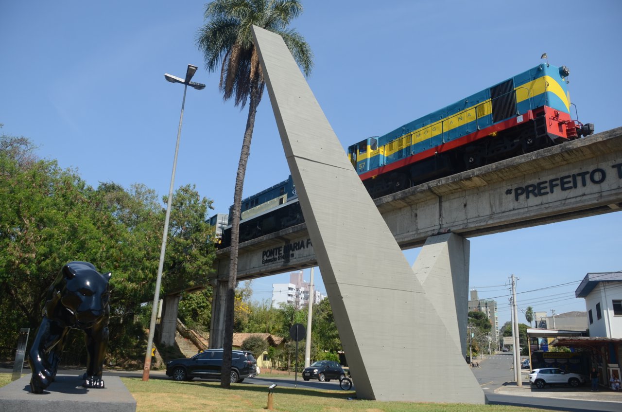 Outro ângulo da escultura junto com o trem (Foto Gislaine Mathias)