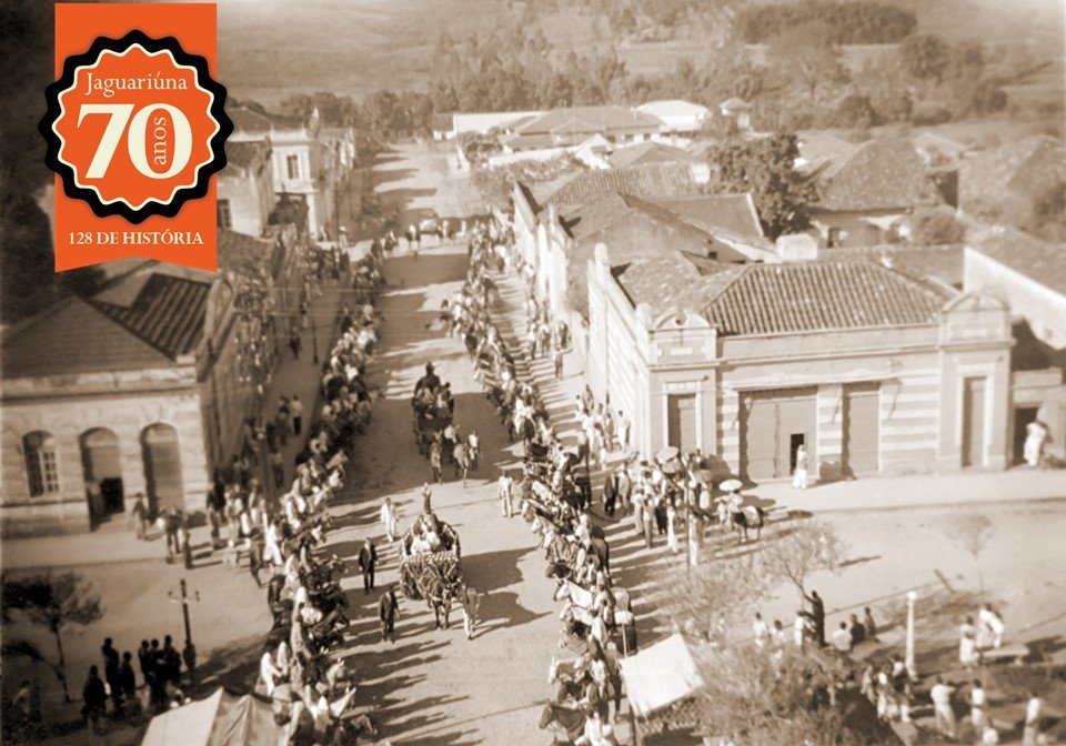 Foto mostra o centro de Jaguariúna junto com a realização da cavalaria, antigamente (Acervo Casa da Memória)