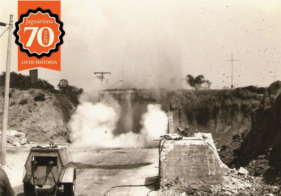 Foto mostra momento da implosão que movimentou Jaguariúna (Acervo Casa da Memória)
