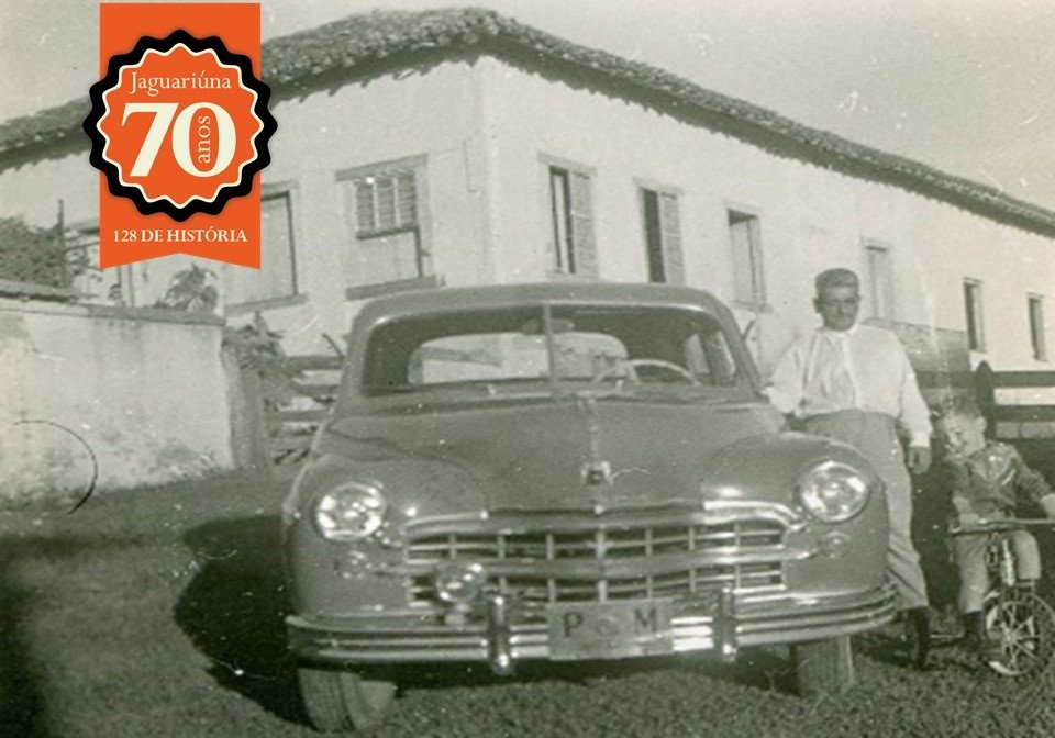 Quinzinho junto com o seu carro utilizado na prefeitura (Acervo Casa da Memória)