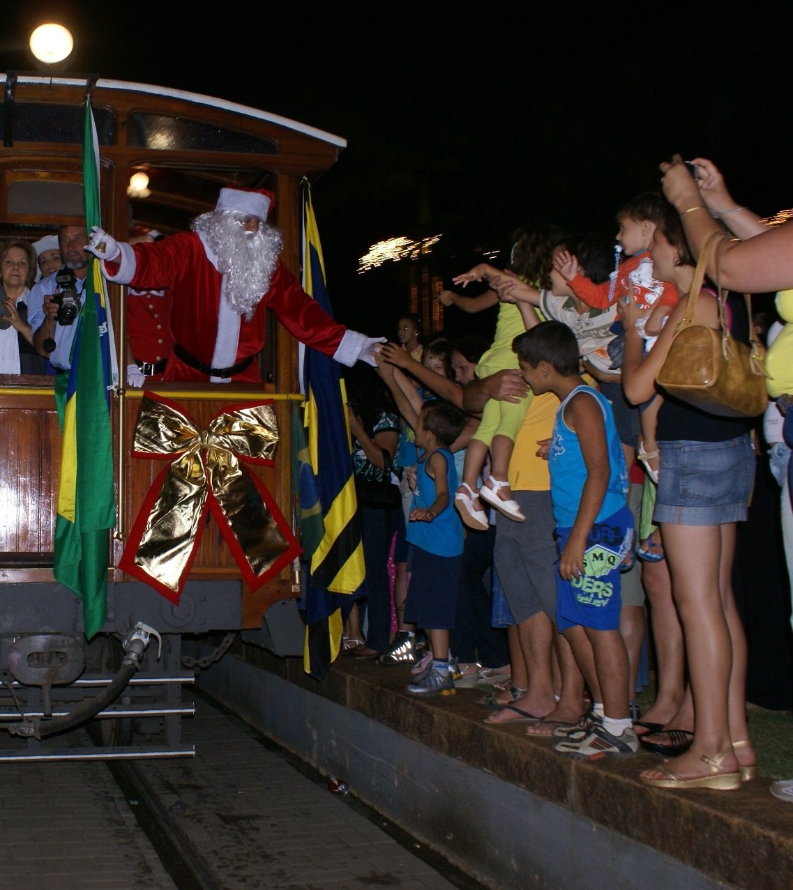 Papai Noel e sua comitiva chegaram em carro de passageiros especial (Foto Gislaine Mathias)