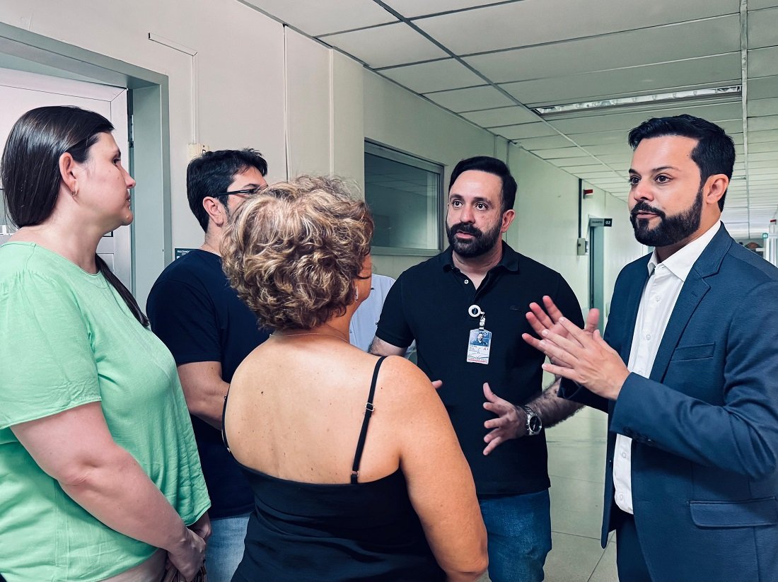 Davi visita hospital e UPA para verificar atendimento (Foto Raphael Luna)