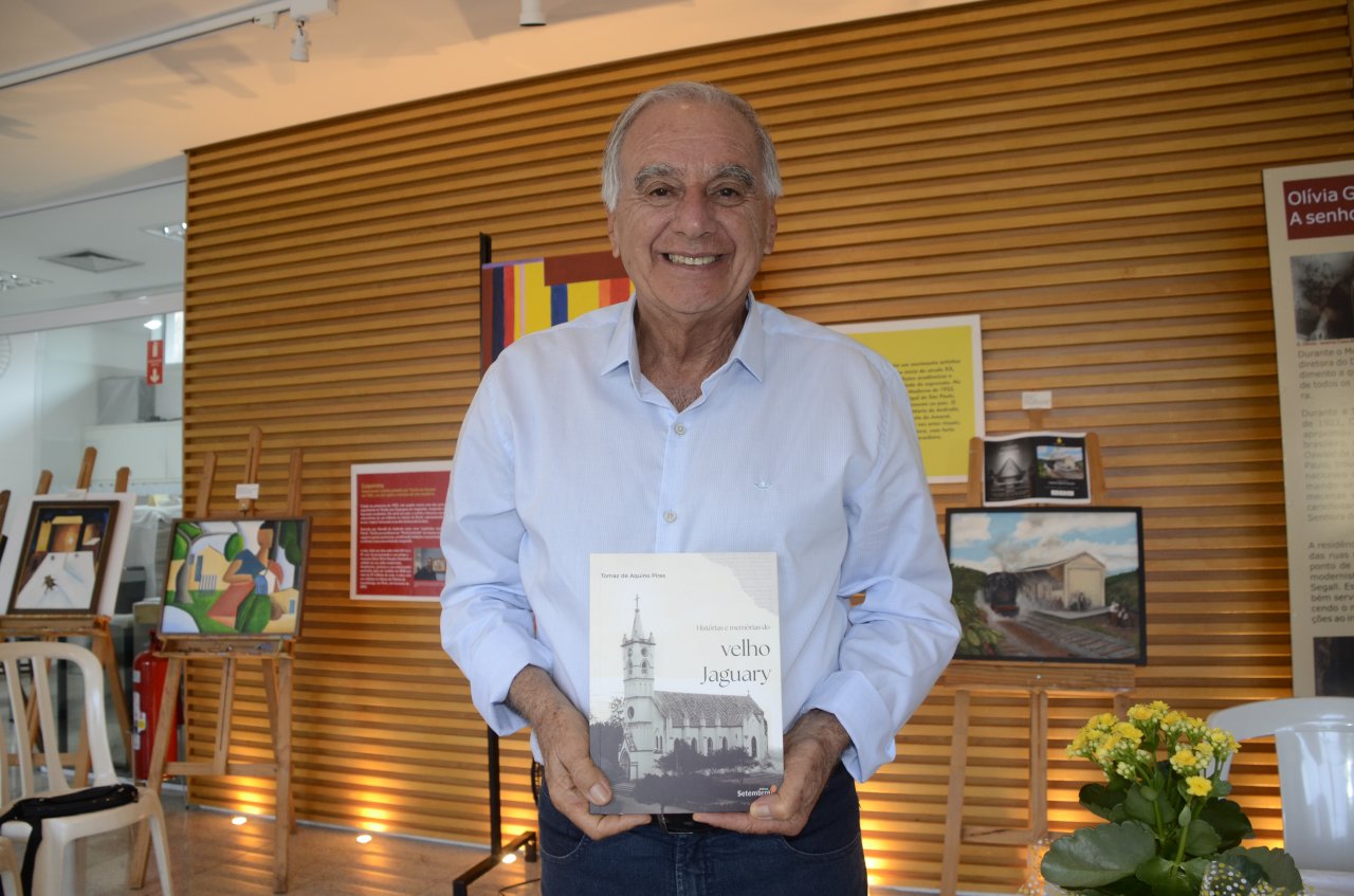 Tomaz e o livro Histrias e Memrias do Velho Jaguary (Foto Gislaine Mathias)