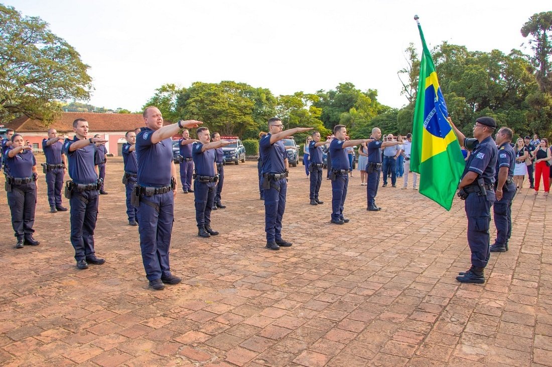Novos guardas durante o juramento a bandeira (Foto Diego Monarin)