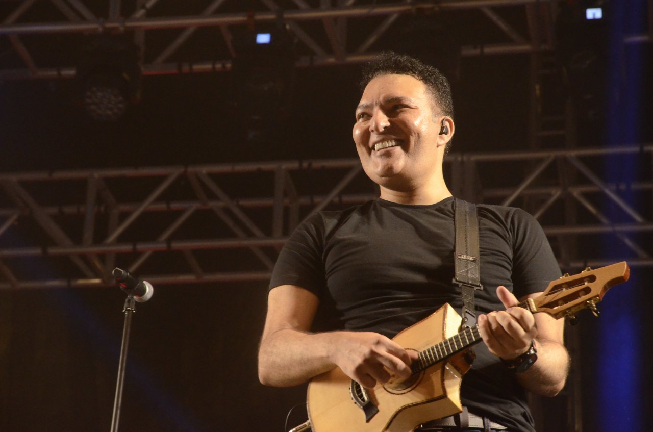 Leandro comanda o grupo Art Popular (Foto Gislaine Mathias)