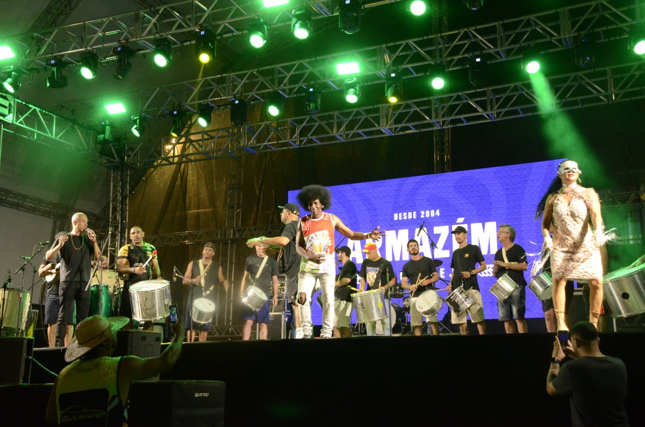 Carlinhos no palco do CarnaJaguá junto com a bateria (Foto Gislaine Mathias)